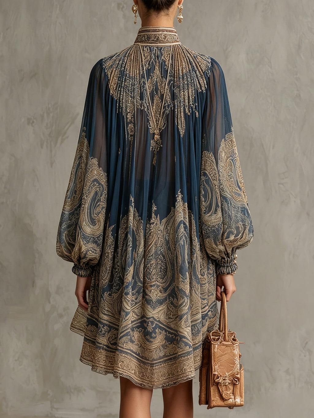 Marina | Minivestido de gasa con estampado barroco, cuello alto y bajo asimétrico en azul marino