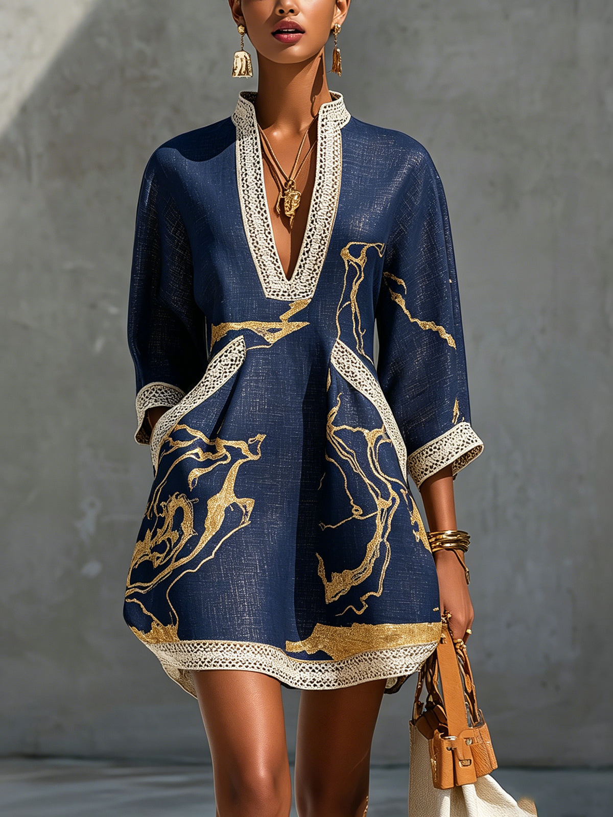 Renata - Minivestido de encaje con estampado dorado y escote en V profundo