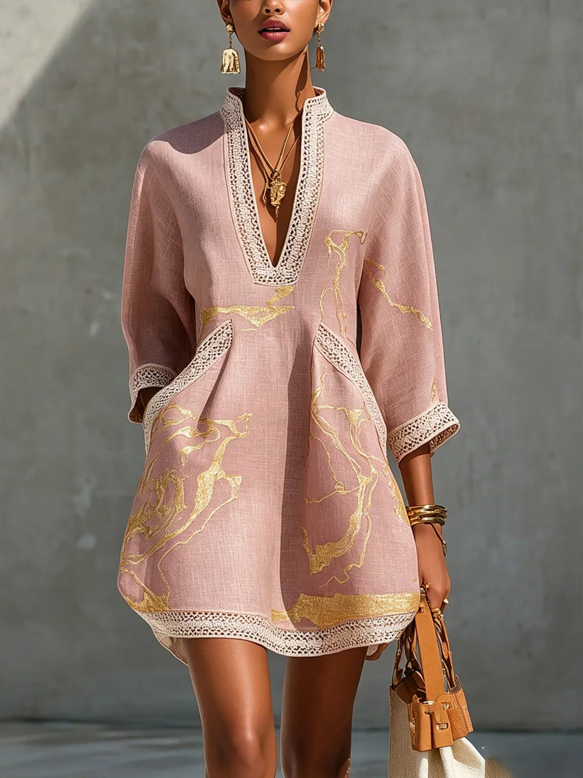 Renata - Minivestido de encaje con estampado dorado y escote en V profundo