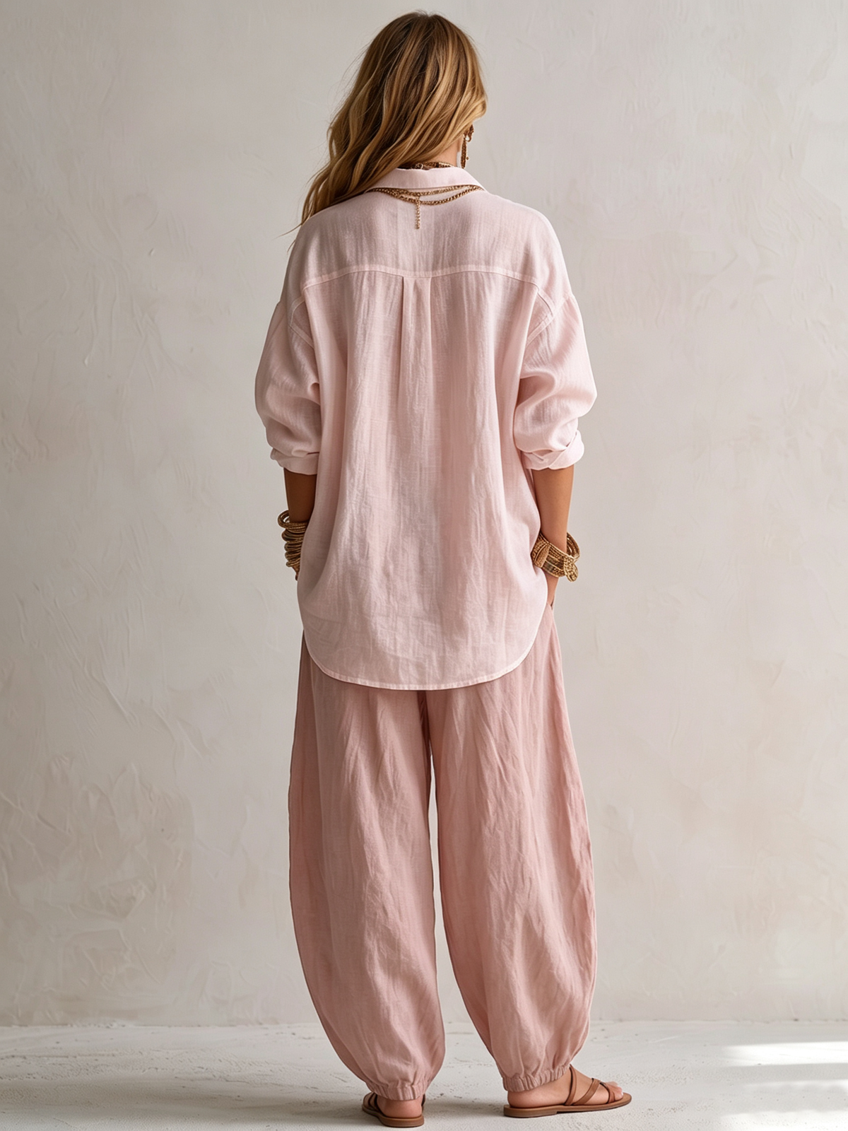 Sara | Camisa blanca holgada y pantalón lantern verde oliva