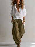 Sara | Camisa blanca holgada y pantalón lantern verde oliva