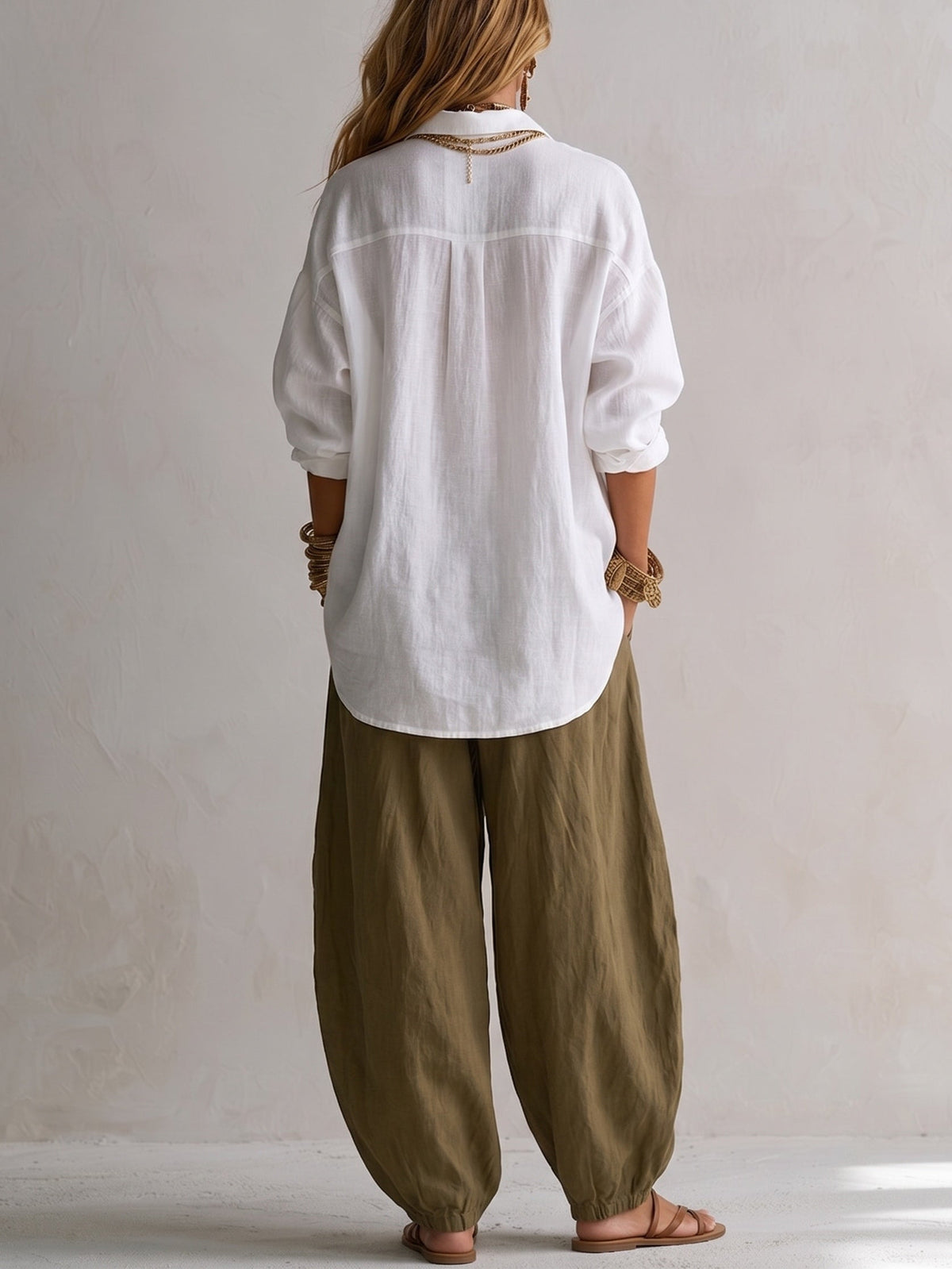 Sara | Camisa blanca holgada y pantalón lantern verde oliva