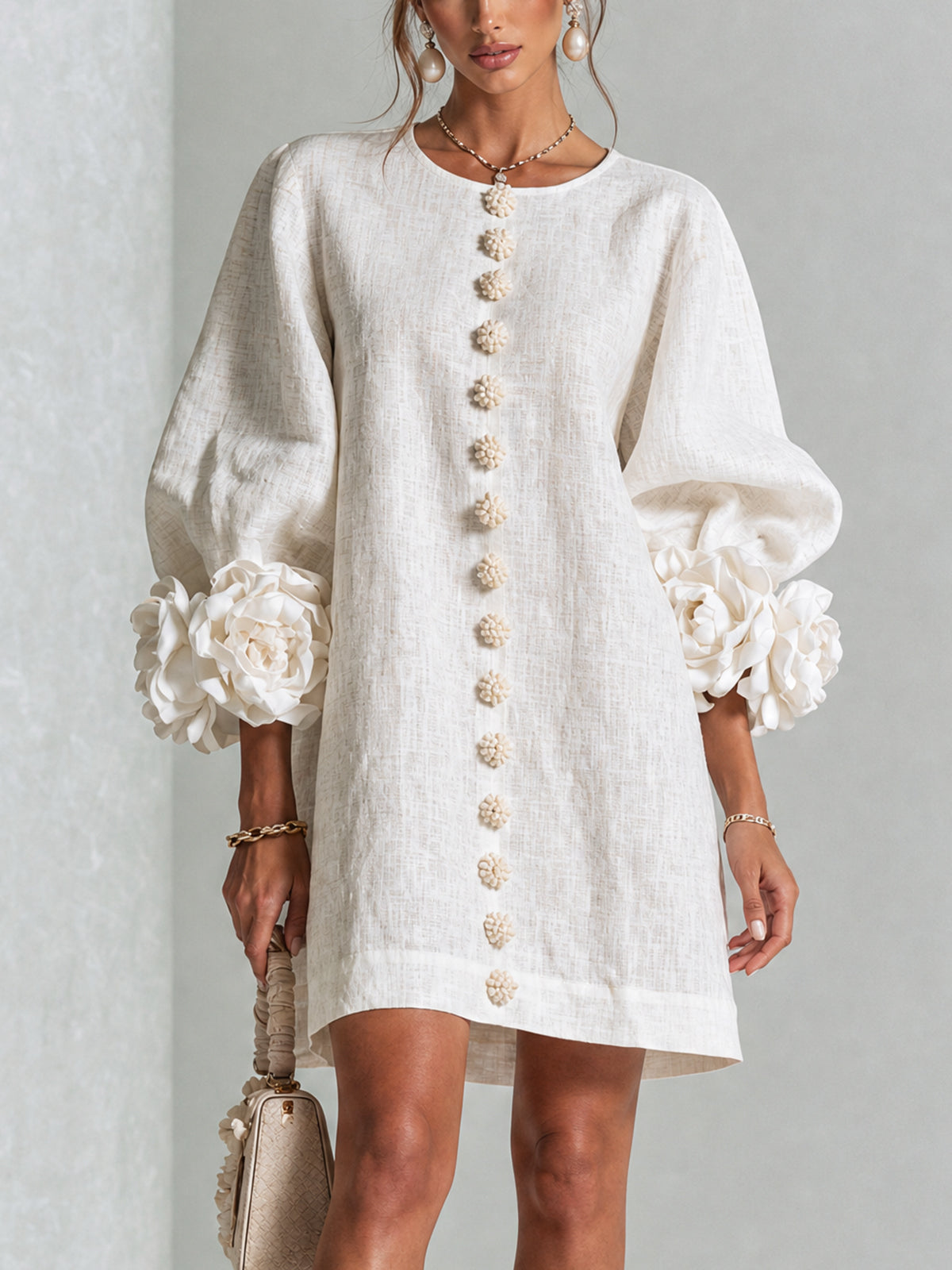 Belén - Minivestido blanco con botones florales y mangas florales extravagantes.