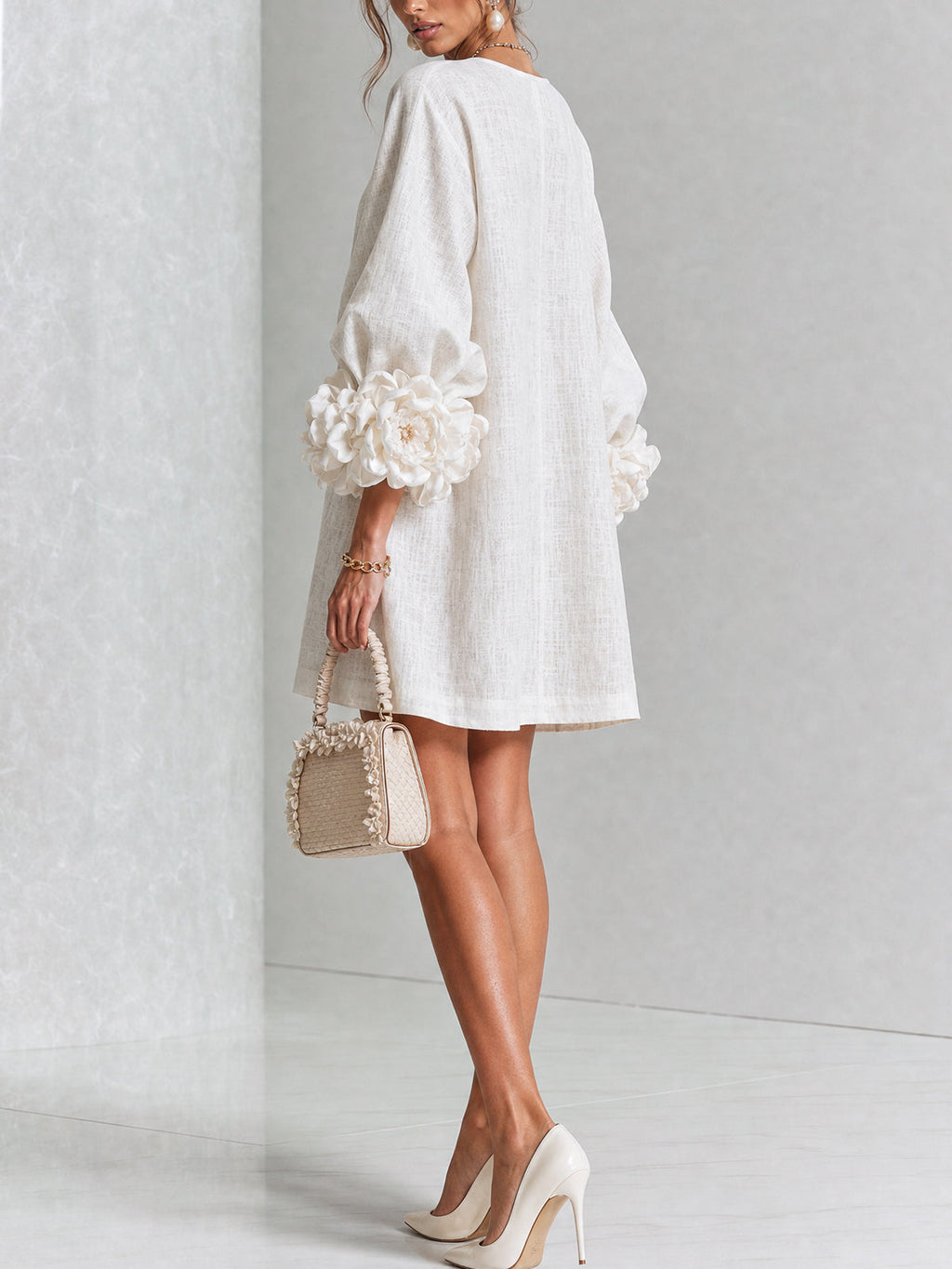 Belén - Minivestido blanco con botones florales y mangas florales extravagantes.