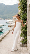 Calira | Mono Blanco Con Escote Cuadrado Y Detalle Ondulado