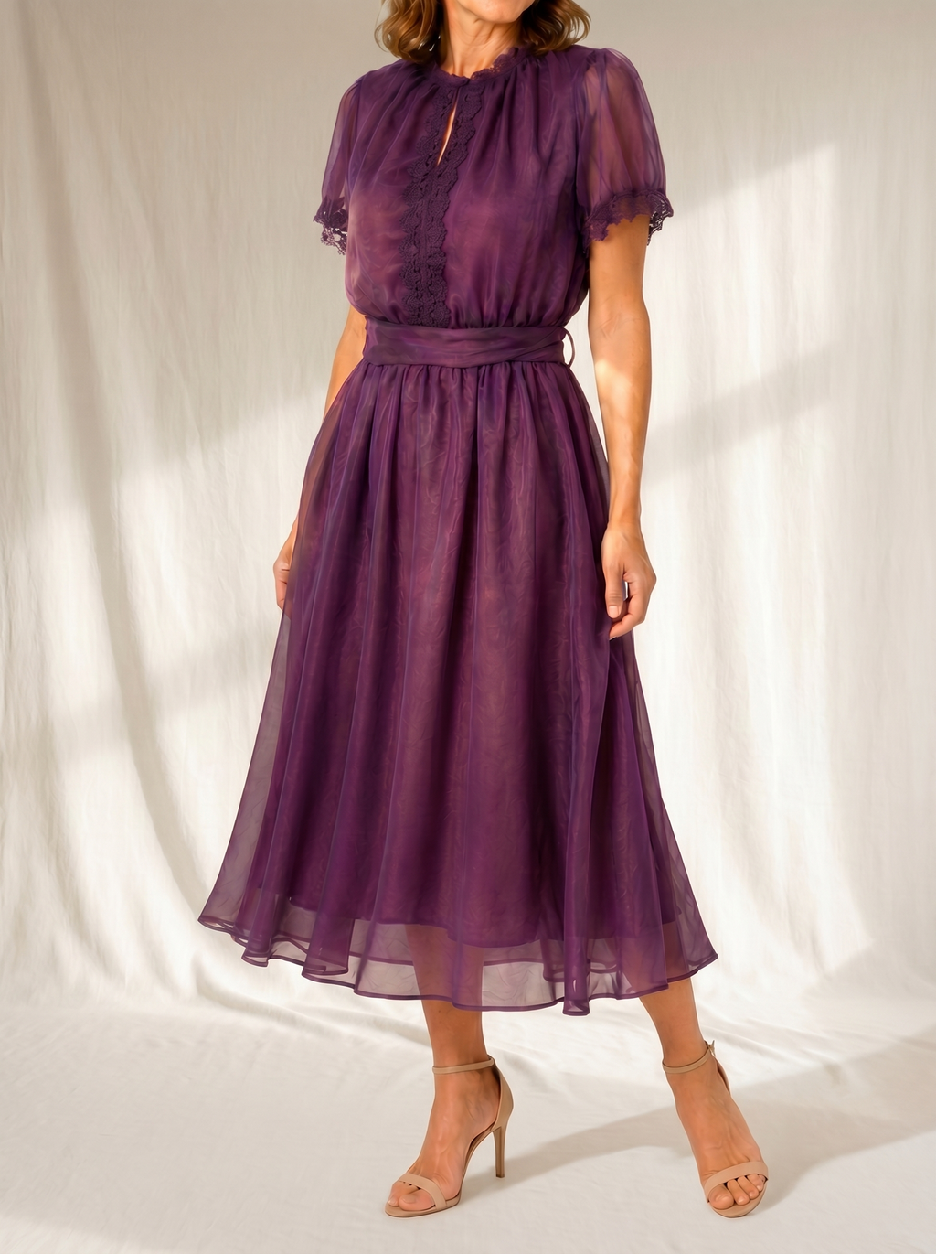 Flavia | Vestido largo con escote de gota y borde de encaje en gasa