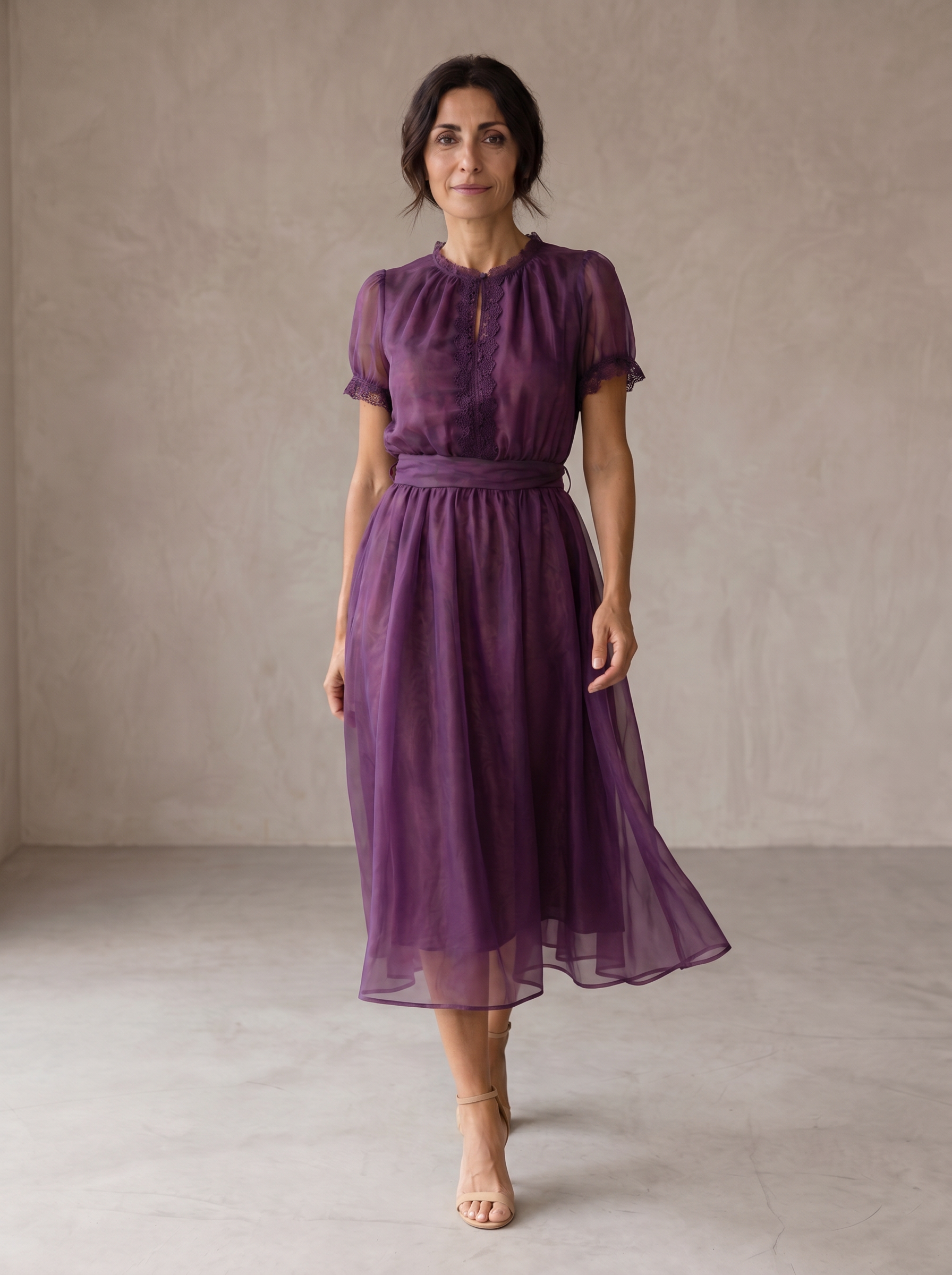 Flavia | Vestido largo con escote de gota y borde de encaje en gasa