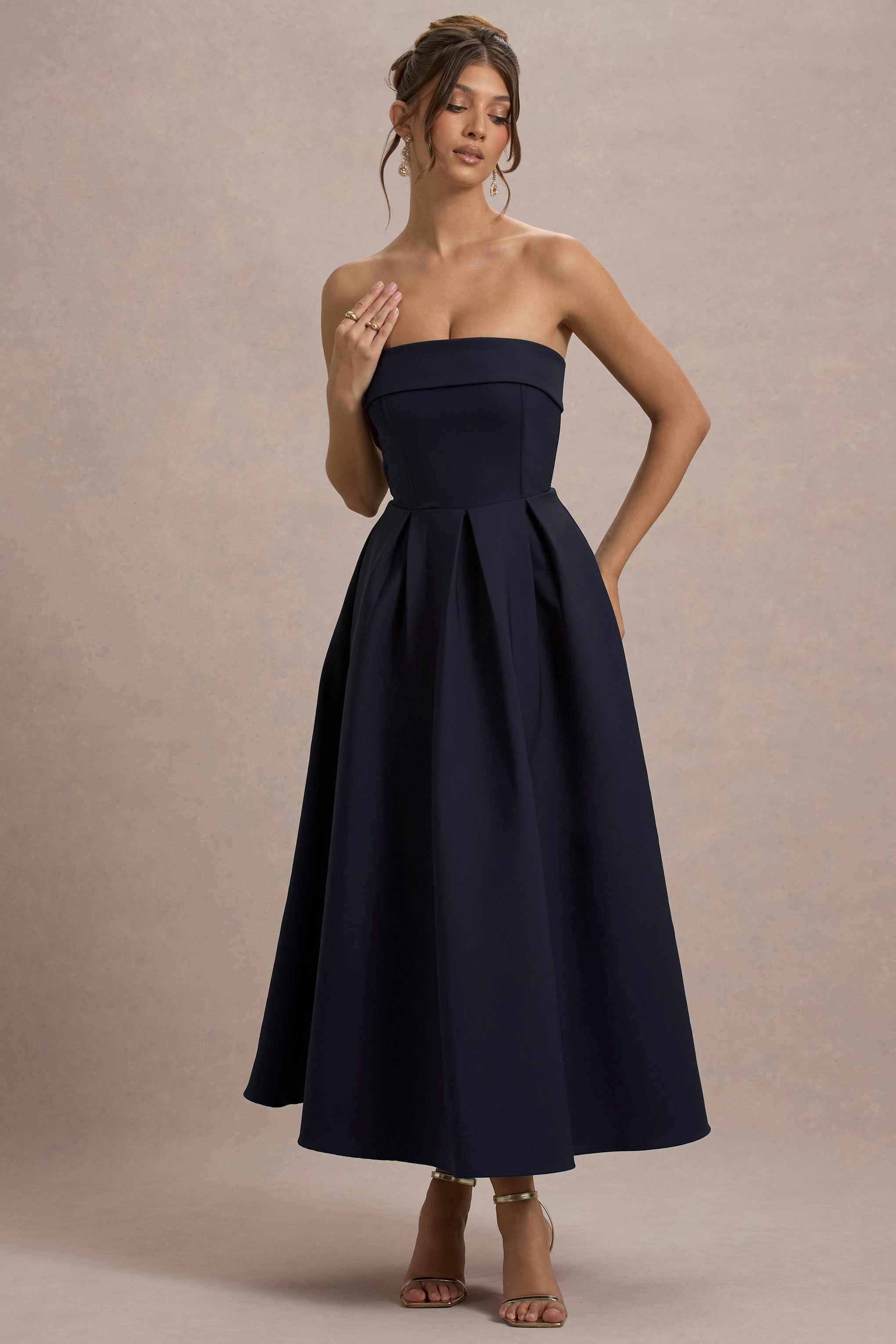Annalise | Vestido Midi en azul marino con escote bandeau y falda plisada