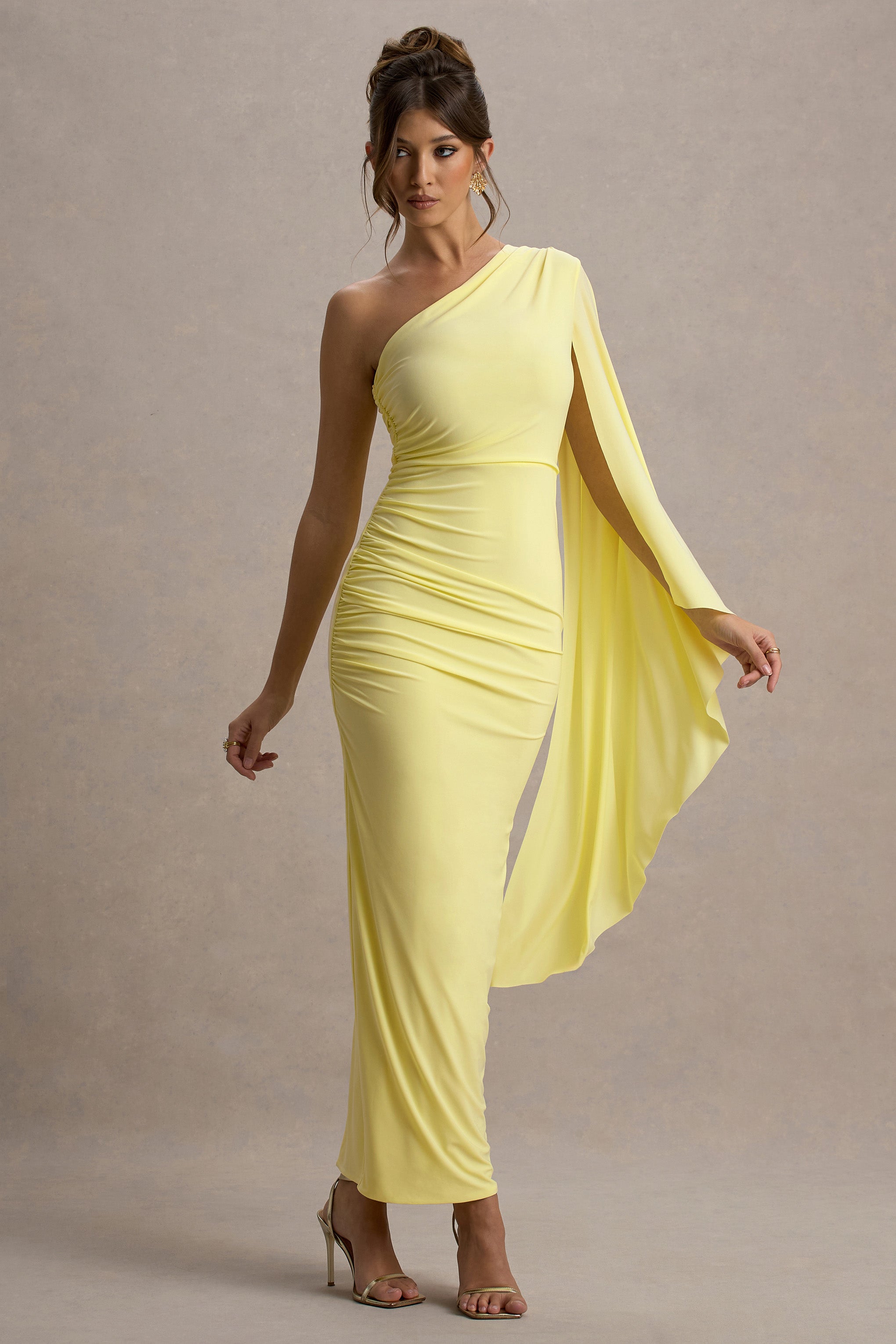 Clementina | Vestido largo en color amarillo con Manga de Capa Asimétrica