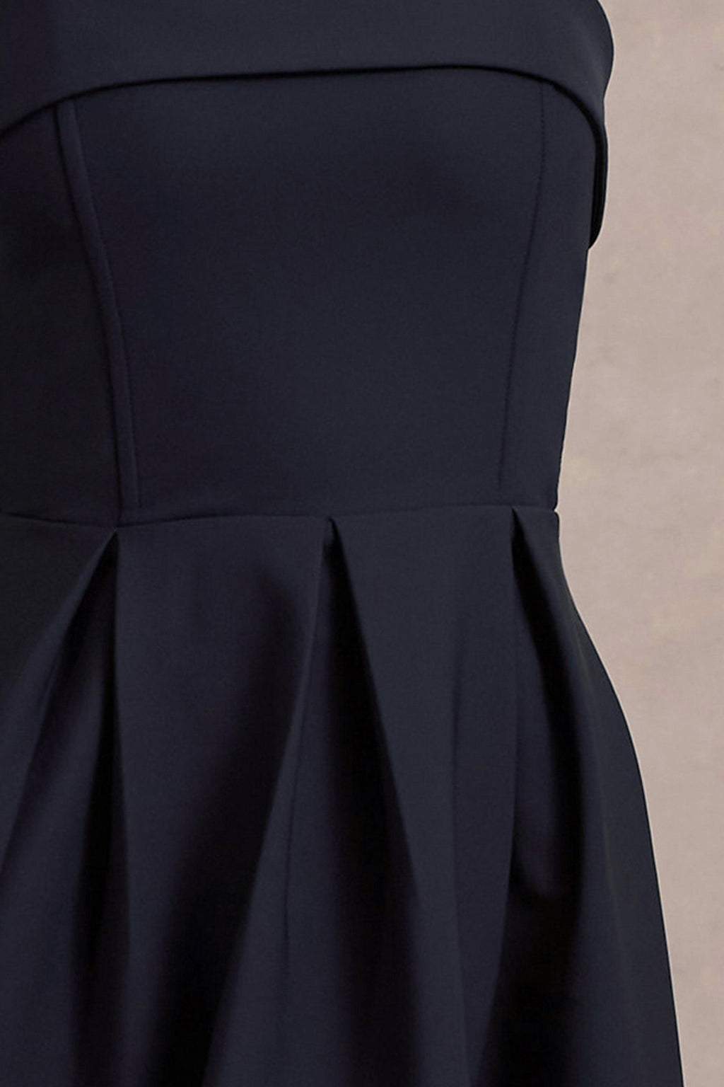 Annalise | Vestido Midi en azul marino con escote bandeau y falda plisada