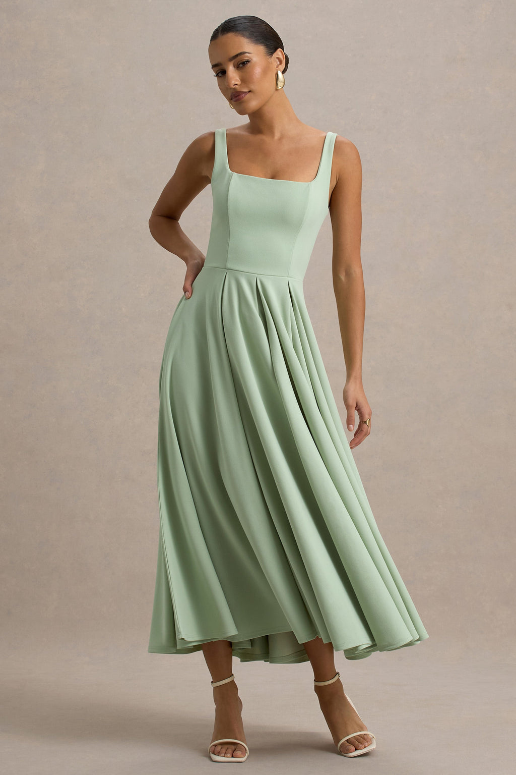 Parina | Vestido midi verde claro con escote cuadrado y falda voluminosa