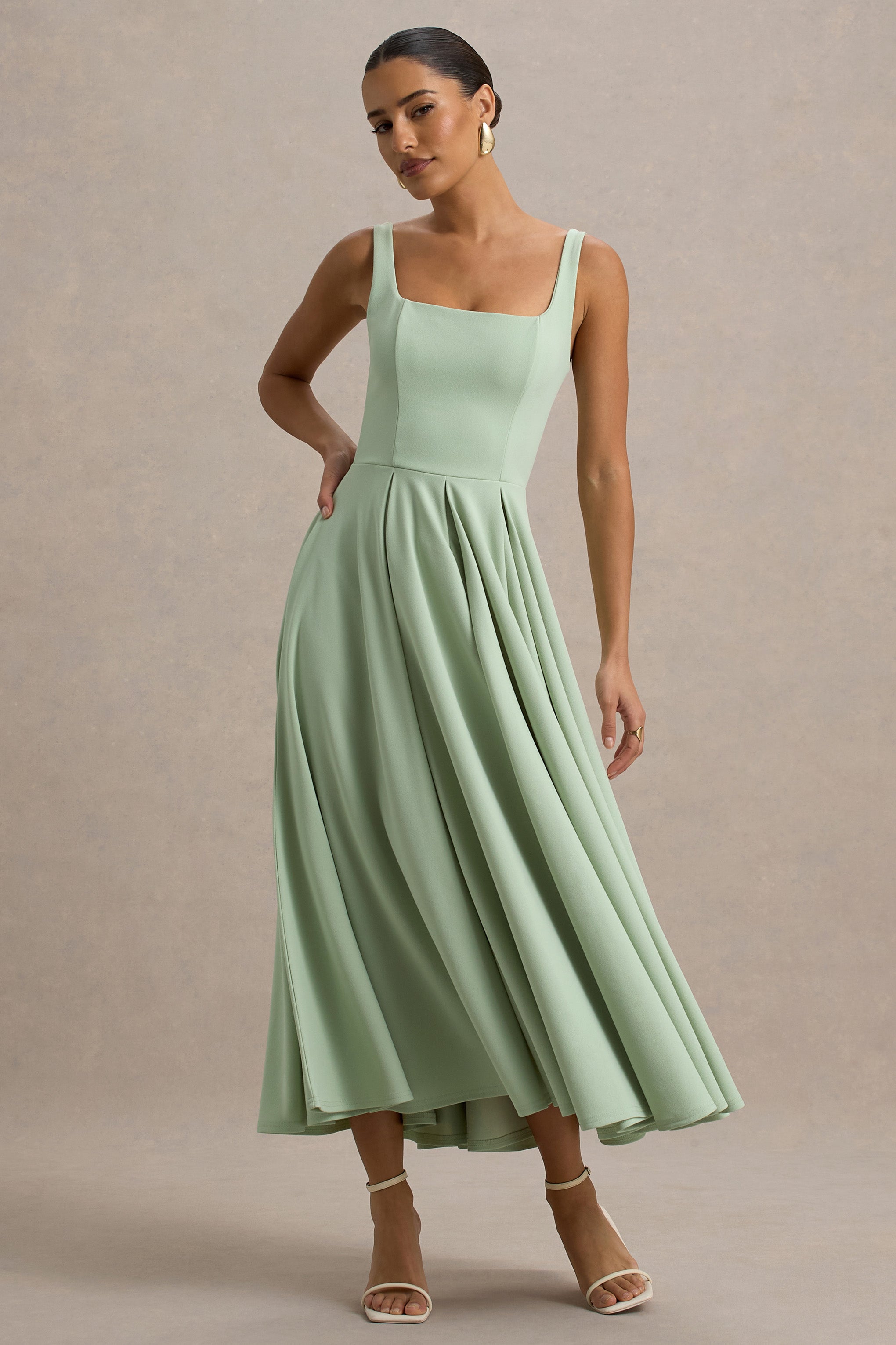 Parina | Vestido midi verde claro con escote cuadrado y falda voluminosa