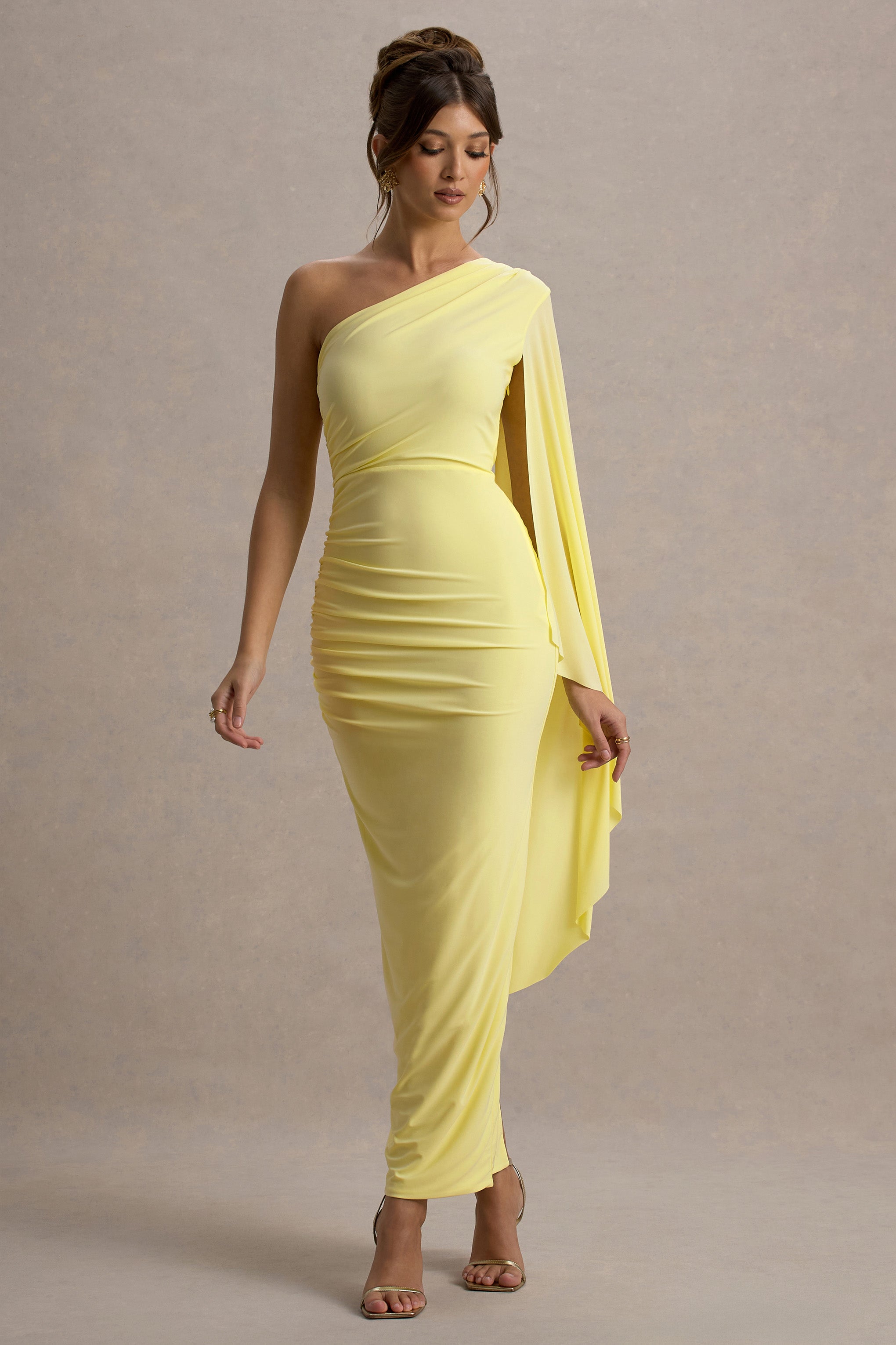 Clementina | Vestido largo en color amarillo con Manga de Capa Asimétrica