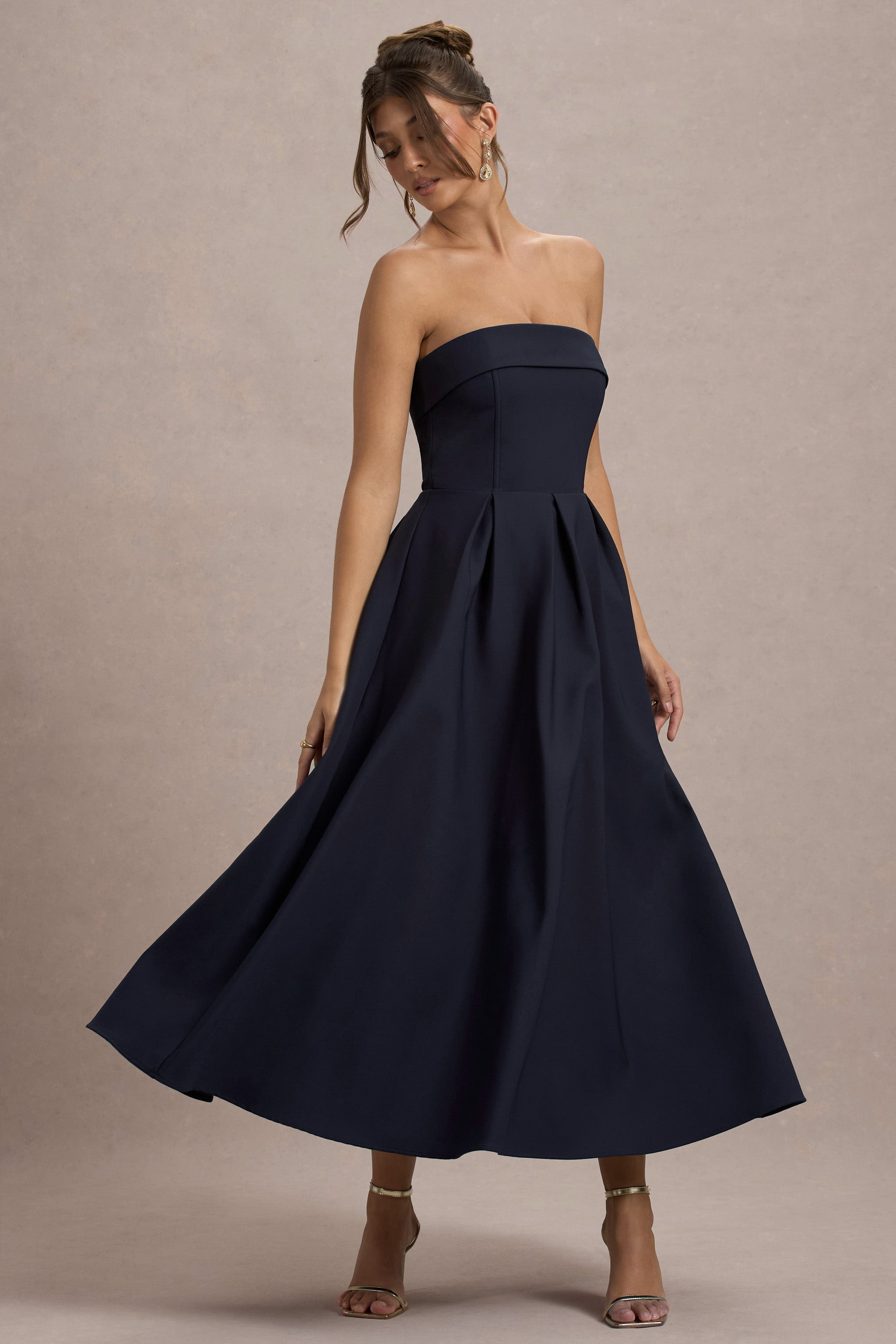 Annalise | Vestido Midi en azul marino con escote bandeau y falda plisada