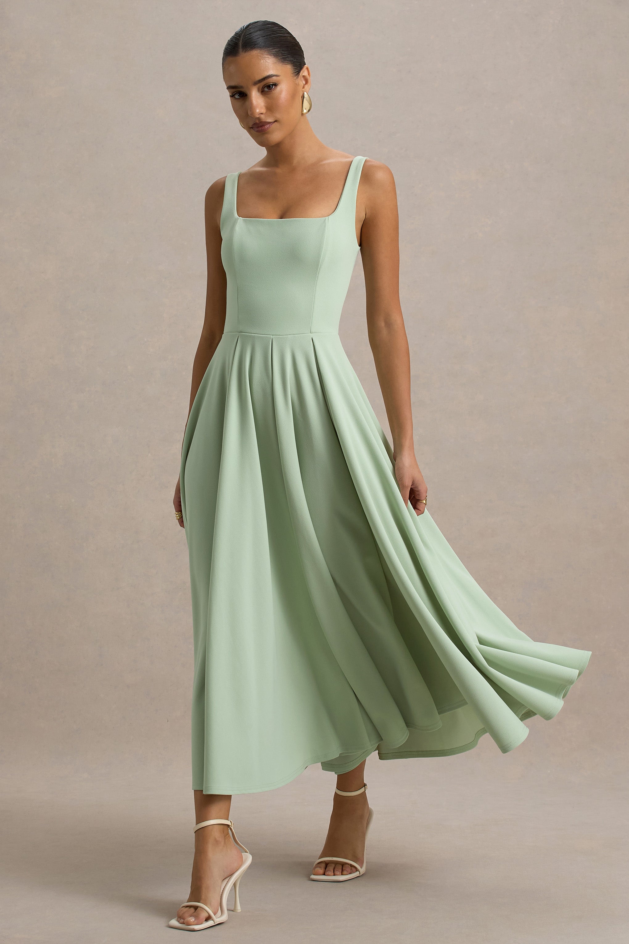 Parina | Vestido midi verde claro con escote cuadrado y falda voluminosa