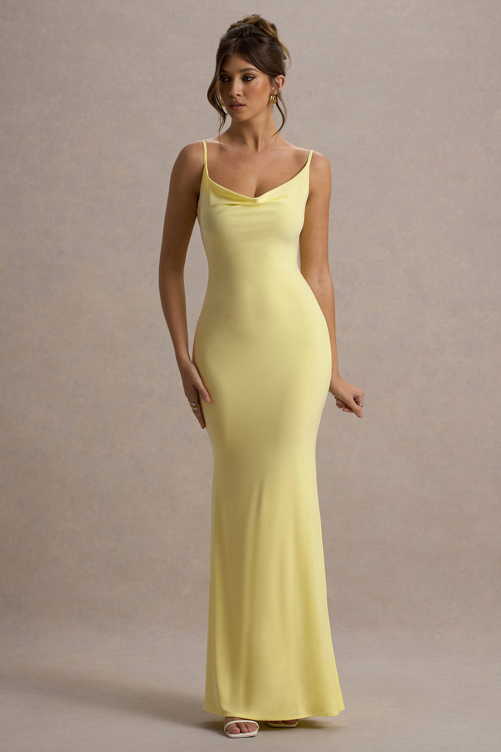 Francoise | Vestido largo en amararillo con detalle de encaje y espalda descubierta