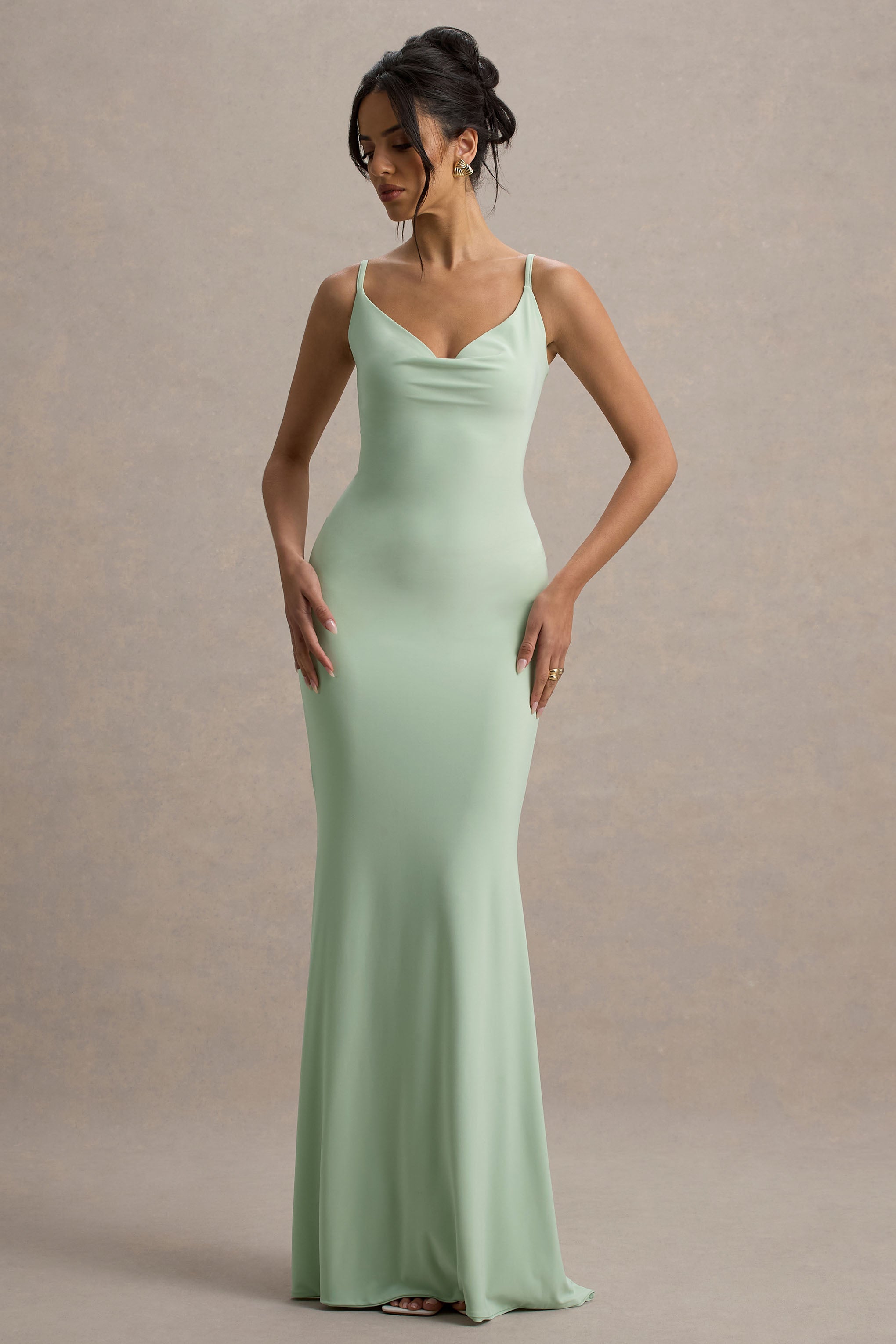 Francoise | Vestido largo Verde Claro con Escote Drapeado y Espalda Descubierta con Encaje