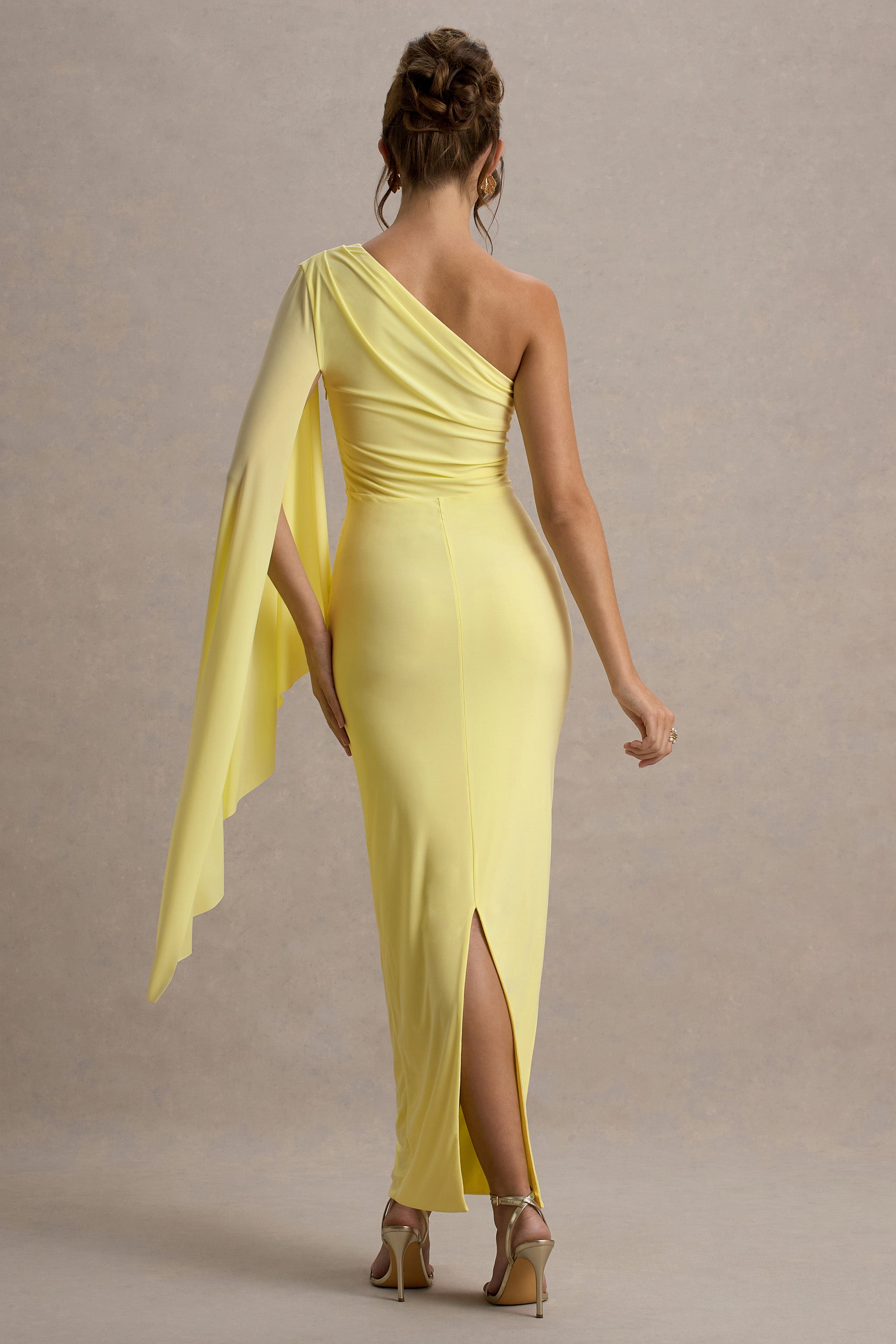 Clementina | Vestido largo en color amarillo con Manga de Capa Asimétrica