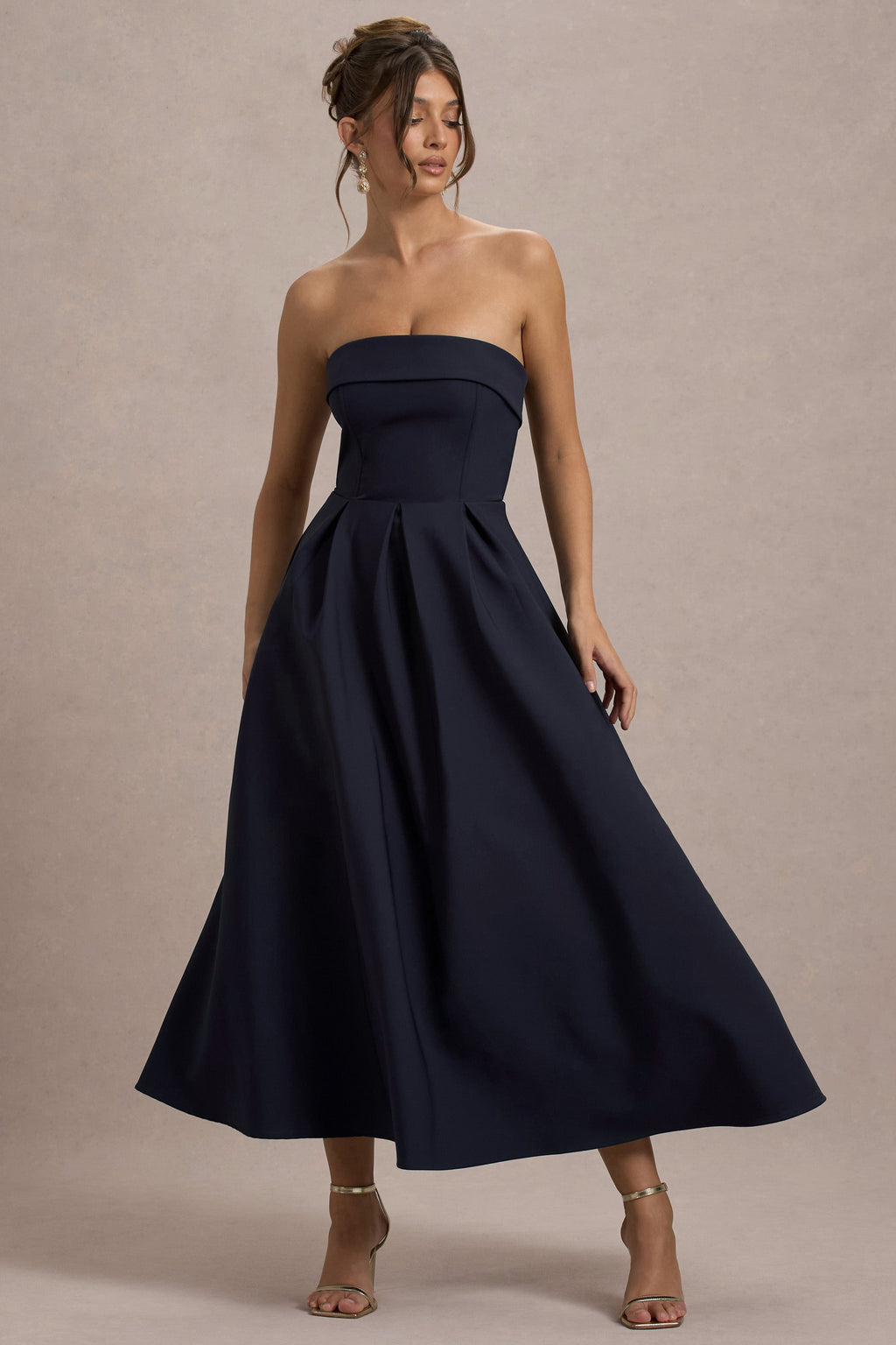 Annalise | Vestido Midi en azul marino con escote bandeau y falda plisada