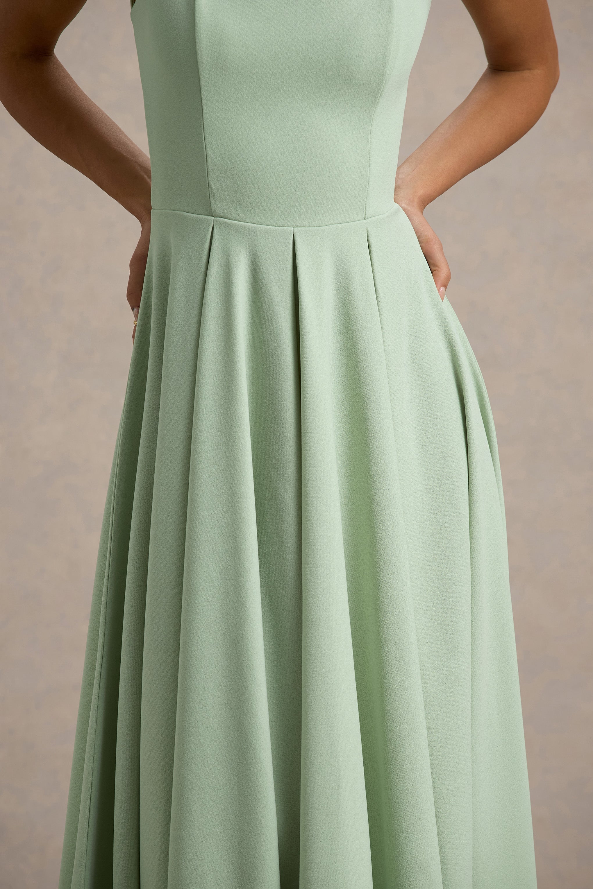Parina | Vestido midi verde claro con escote cuadrado y falda voluminosa