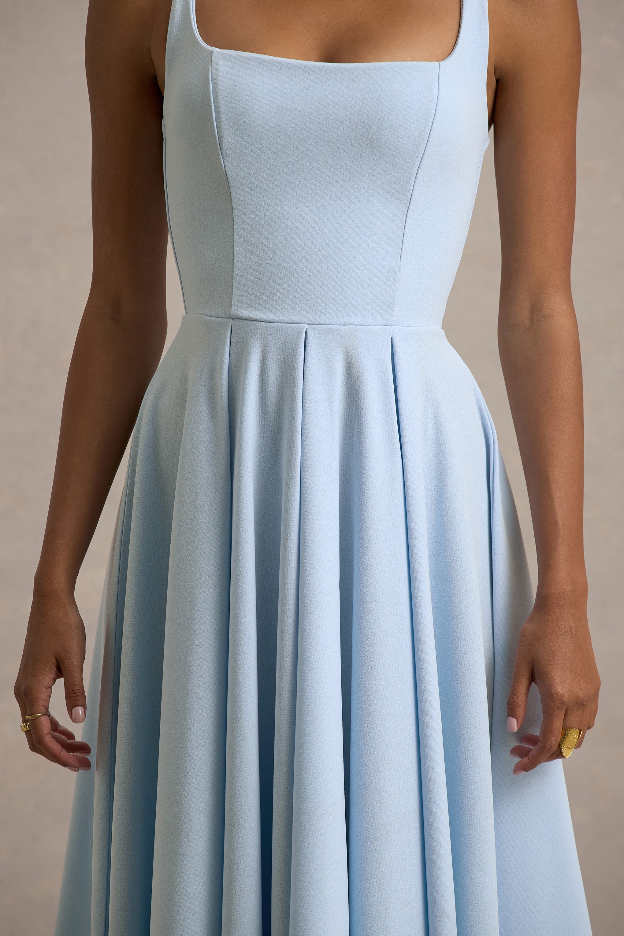 Parina | Vestido midi azul claro con escote cuadrado y falda voluminosa