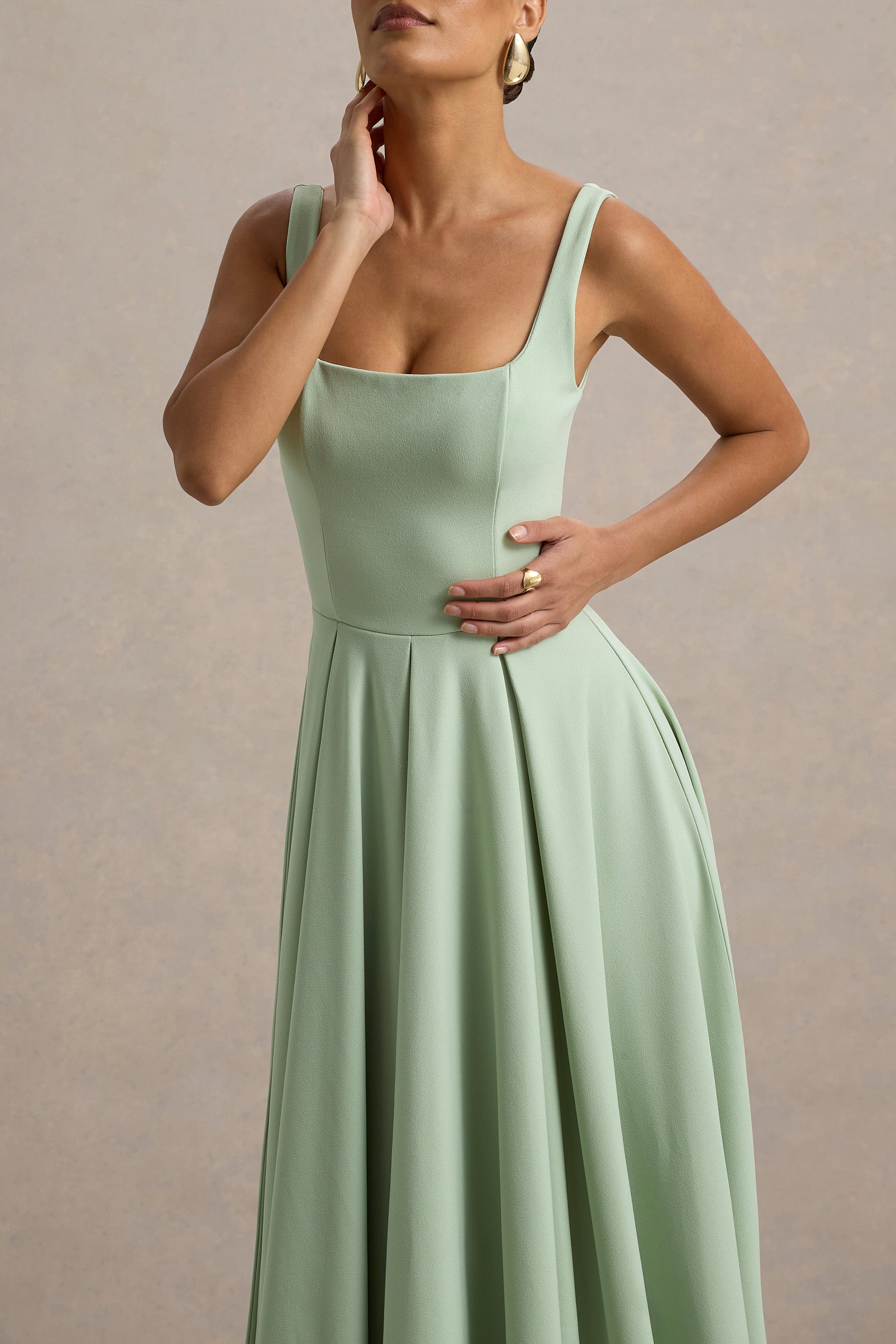 Parina | Vestido midi verde claro con escote cuadrado y falda voluminosa