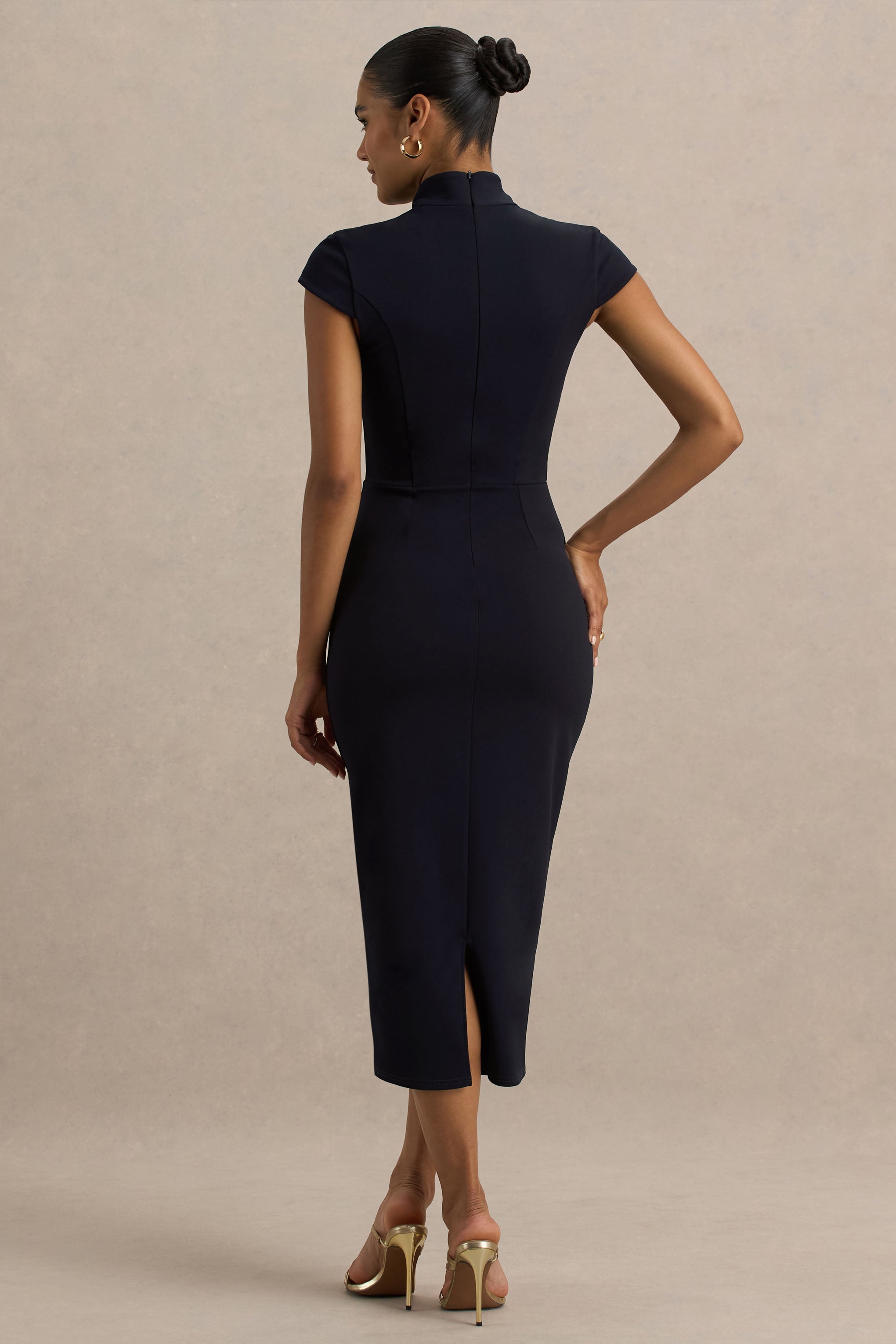 Elsie | Vestido Midi Azul Marino con Escote Recortado y Mangas Cortas