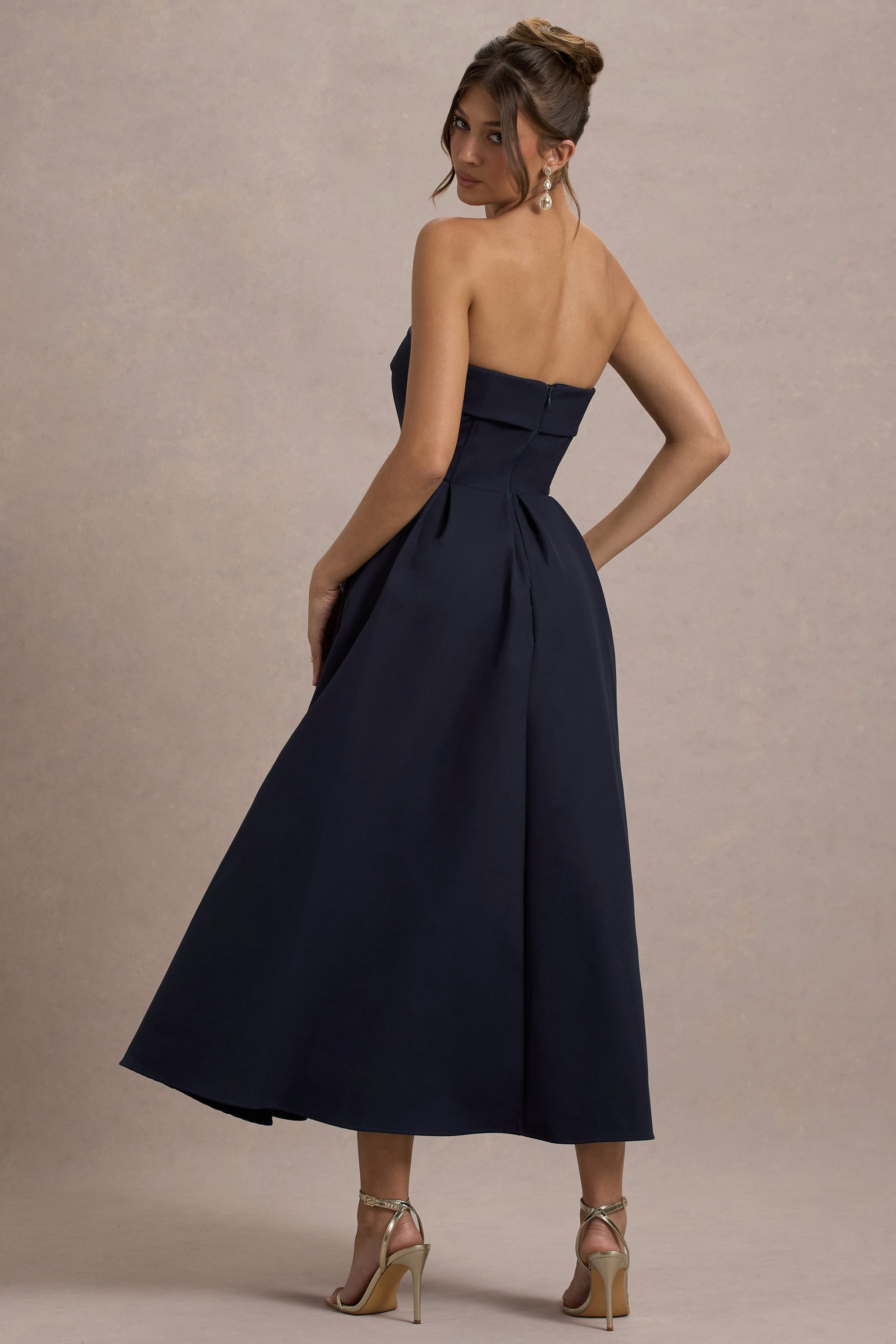 Annalise | Vestido Midi en azul marino con escote bandeau y falda plisada