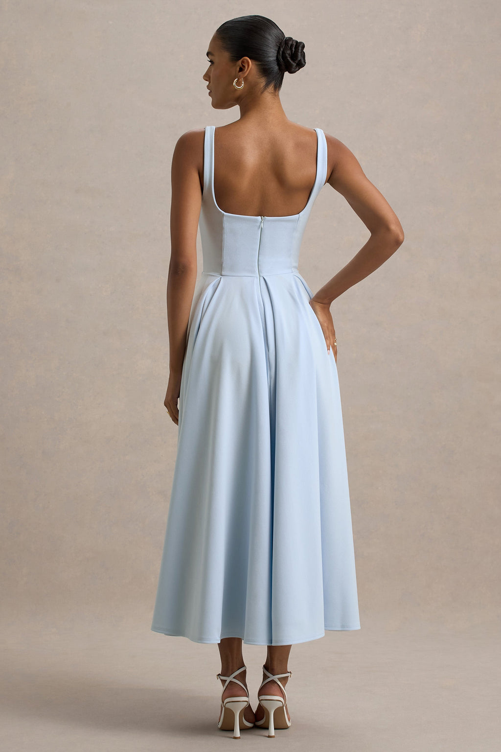 Parina | Vestido midi azul claro con escote cuadrado y falda voluminosa