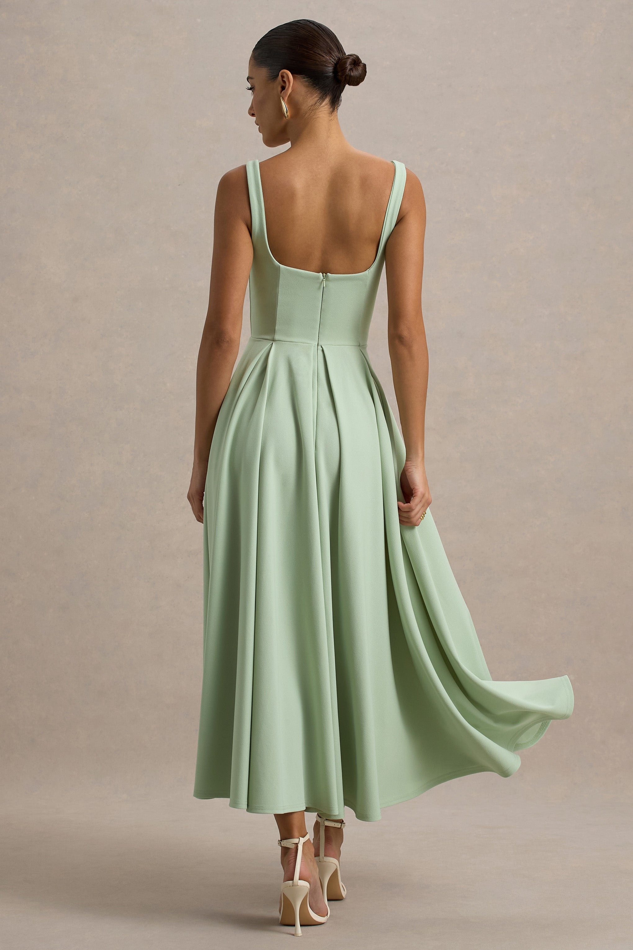 Parina | Vestido midi verde claro con escote cuadrado y falda voluminosa