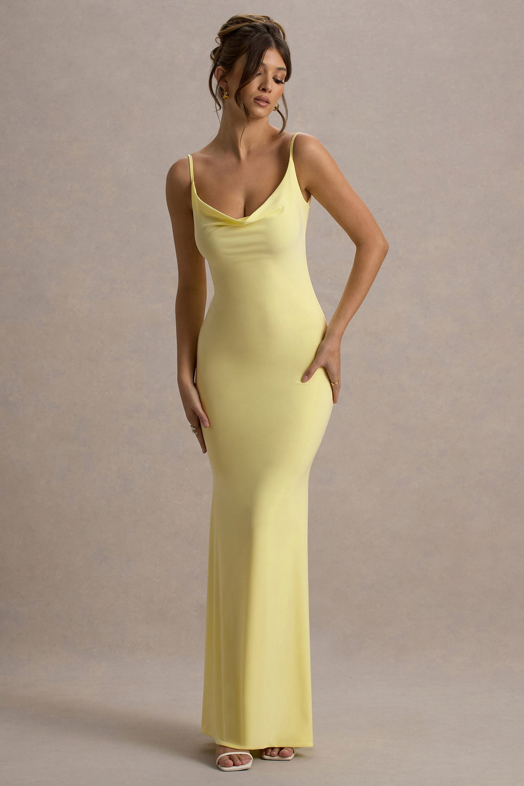 Francoise | Vestido largo en amararillo con detalle de encaje y espalda descubierta