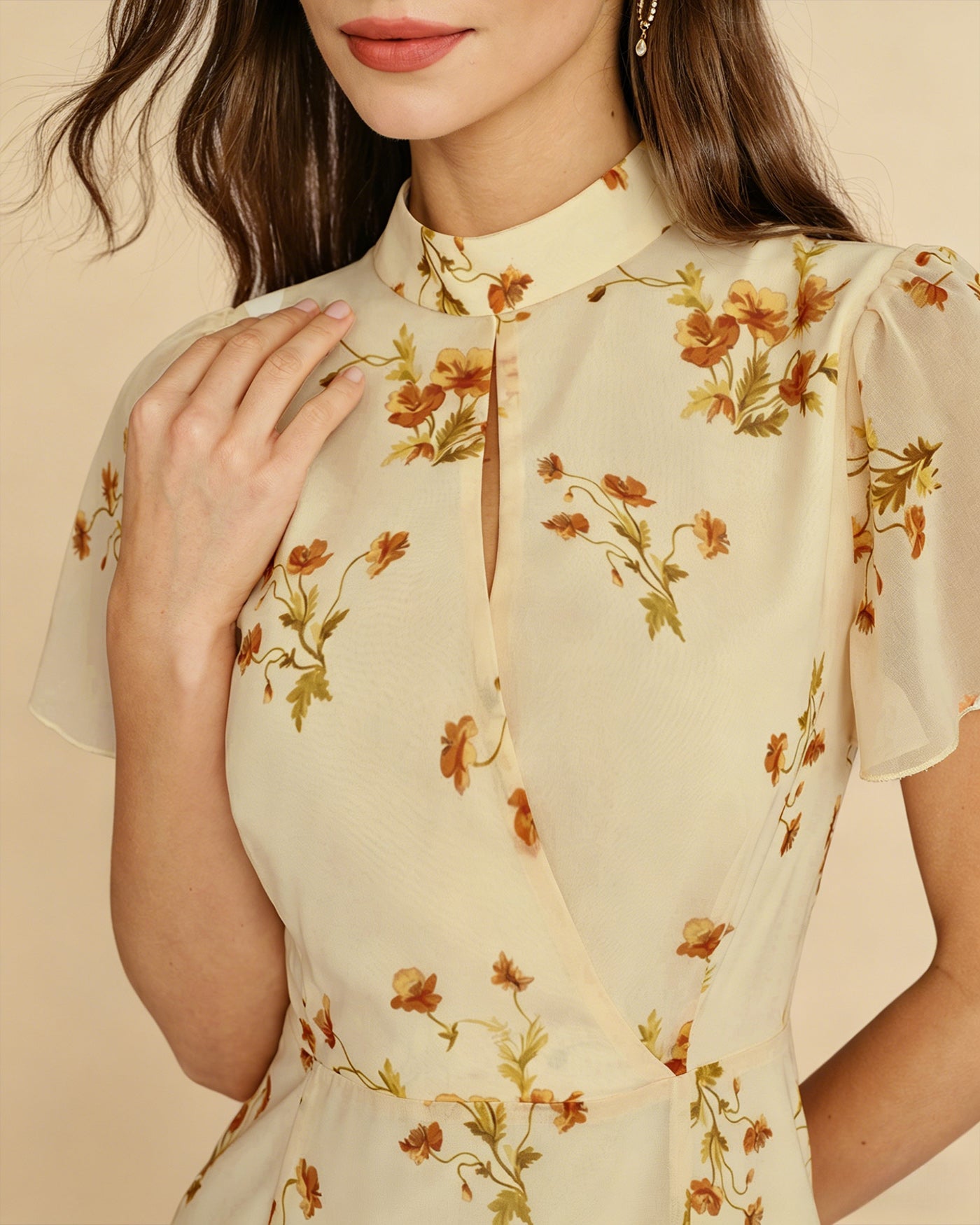 Mariela | Vestido Midi Amarillo Con Estampado Floral, Cuello Alto Y Manga Mariposa